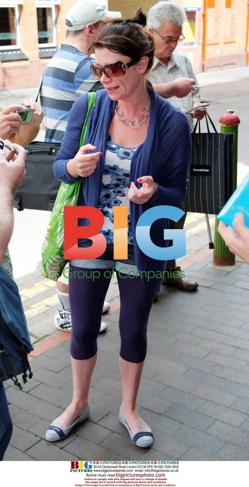 Hannah Waterman Signs Autographs