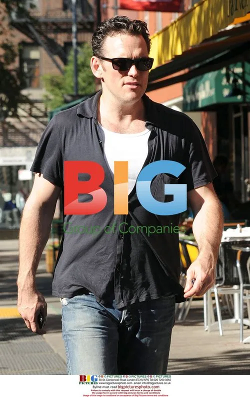 Matt Dillon walking with friend in NYC