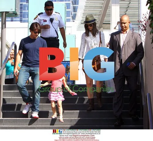 Tom Cruise and Katie Holmes with Suri at Mall