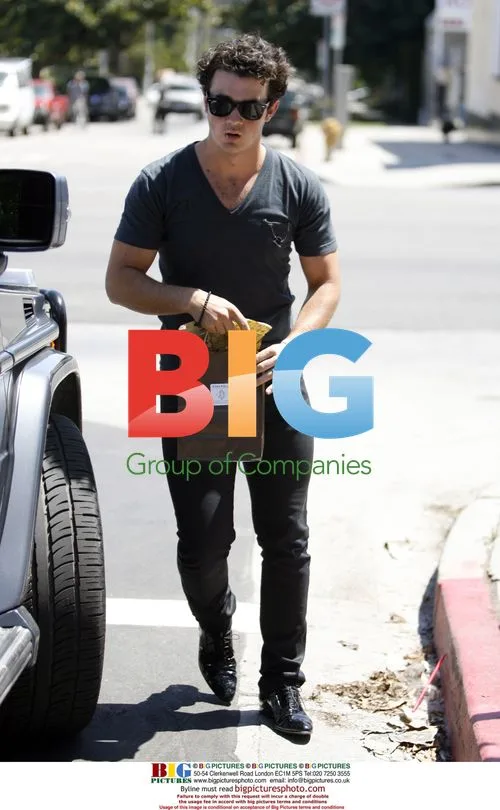 Joe and Kevin Jonas Shopping in LA
