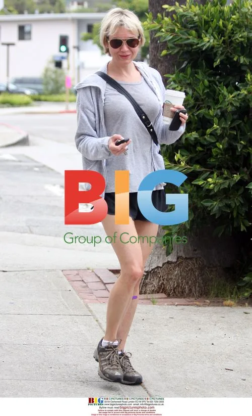 Renee Zellweger at Starbucks