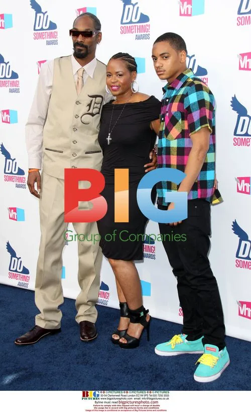 Snoop Dogg, Shante Broadus and Corde Calvin at VH1 Do Something Awards
