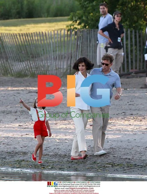 Katie Holmes, Greg Kinnear on movie set