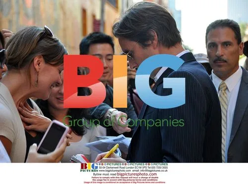 Luke Wilson Signing Autographs