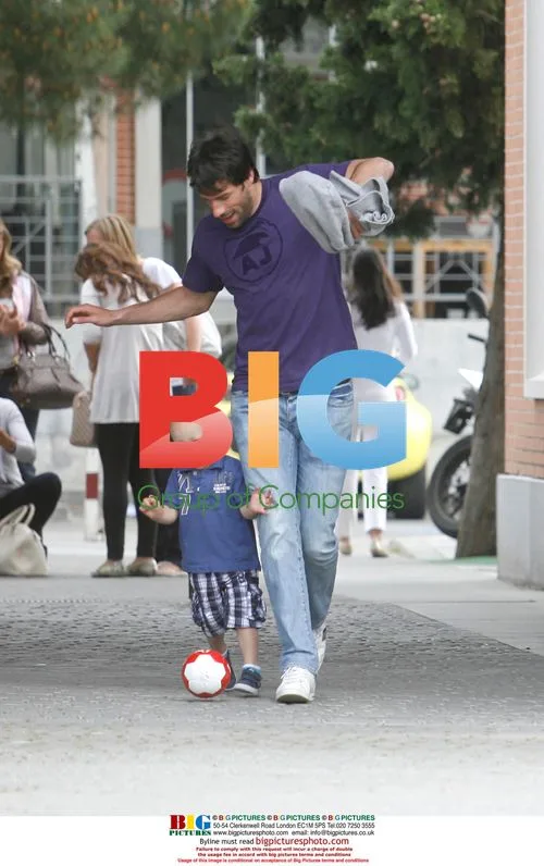 Ruud Van Nistelrooy plays with son in Madrid