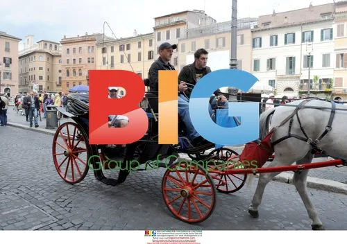Russell Crowe and Family Sightseeing in Rome