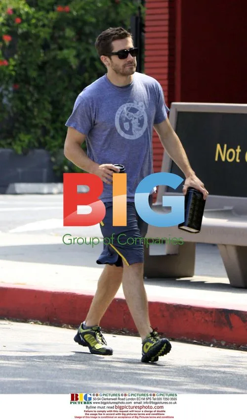 Jake Gyllenhaal Buys Coffee