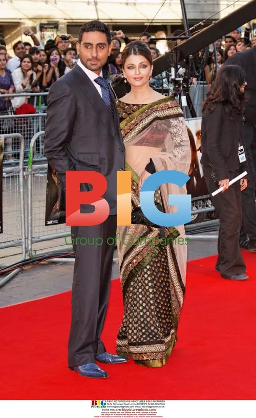 Aishwarya and Abishek Bachchan at Raavan Premiere
