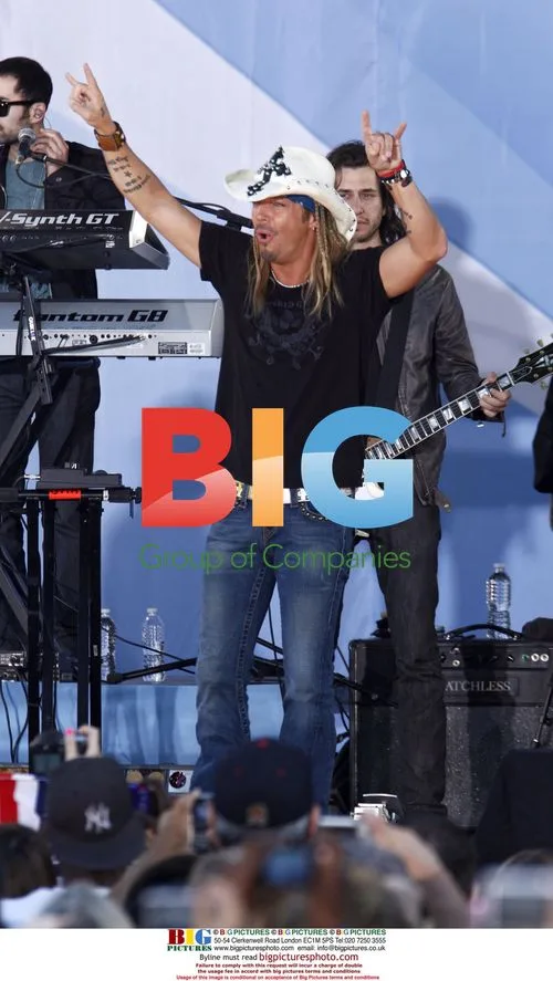 Miley Cyrus and Brett Michaels Perform on GMA