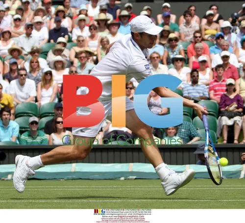 Andy Roddick stretches at Wimbledon