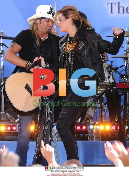 Miley Cyrus and Brett Michaels Perform on GMA