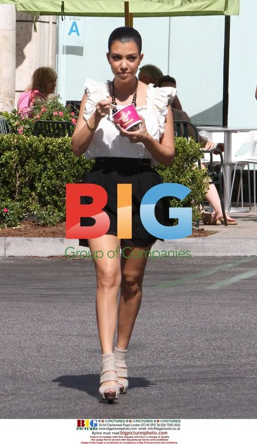Kourtney Kardashian Gets Yogurt