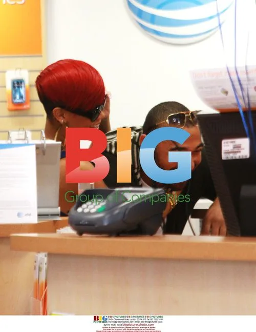Rihanna and Matt Kemp shop for iPhone 4