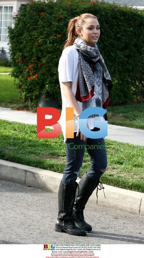 Miley Cyrus takes a walk with boyfriend
