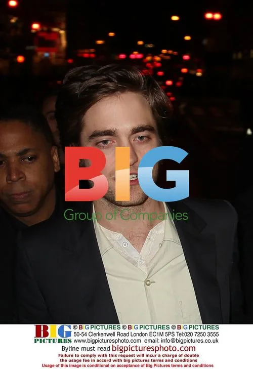 Robert Pattinson Signing Autographs