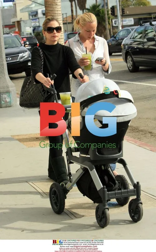 Sarah Michelle Gellar and daughter in Venice, CA