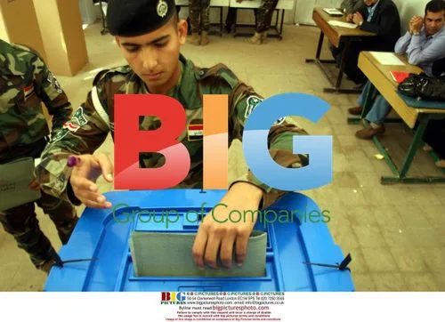 Iraqi policeman casts vote in Baghdad