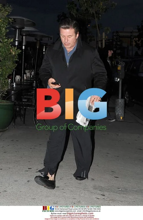 Alec Baldwin leaves Urth Cafe
