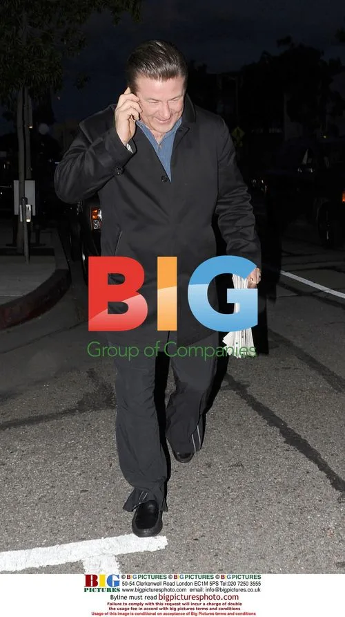 Alec Baldwin leaves Urth Cafe
