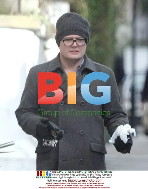 Alan Carr walks dog