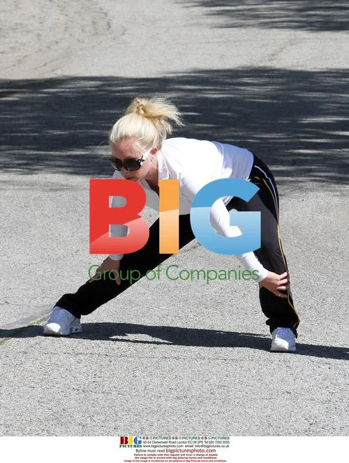 Kendra Wilkinson jogs with personal trainer