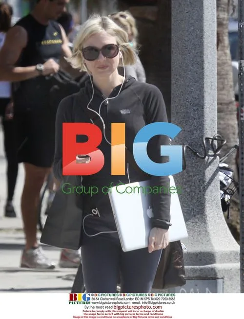 Renee Zellweger on Abbot Kinney Street