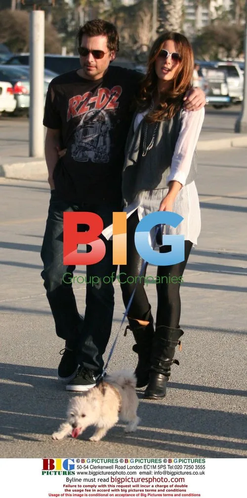 Kate Beckinsale Family Outing in Venice Beach