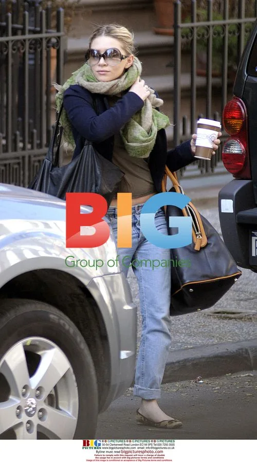 Ashley Olsen Leaves Apartment