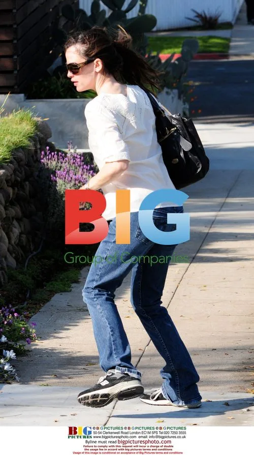 Jennifer Garner Sends Violet to School