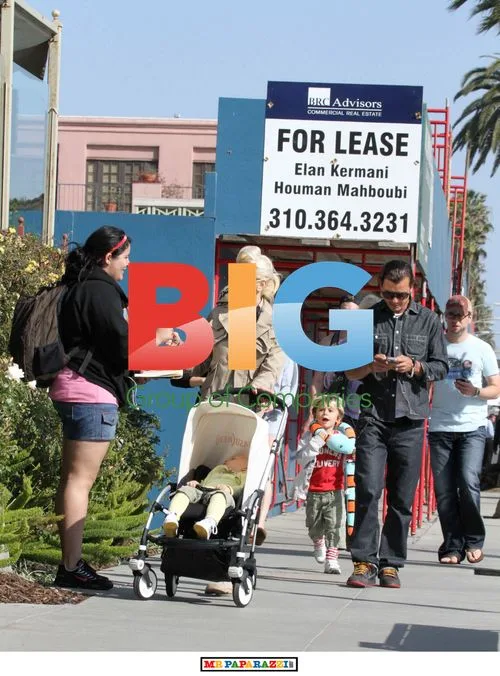Gwen Stefani and family shopping in Santa Monica