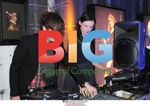 Sophie Ellis-Bextor Enjoys Tea During DJ Set