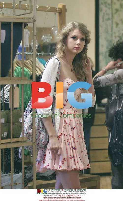 Taylor Swift Shopping in NYC
