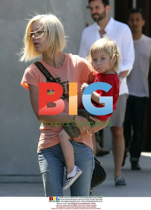 Tori Spelling and Son Shopping