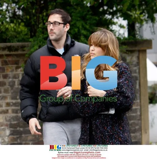 Rachel Stevens & Alex Bourne Look at New Car