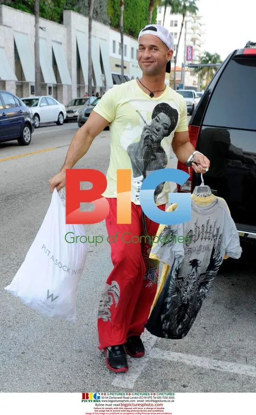 Michael "The Situation" Sorrentino Doing Laundry