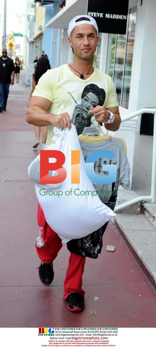 Michael "The Situation" Sorrentino Picks Up Laundry
