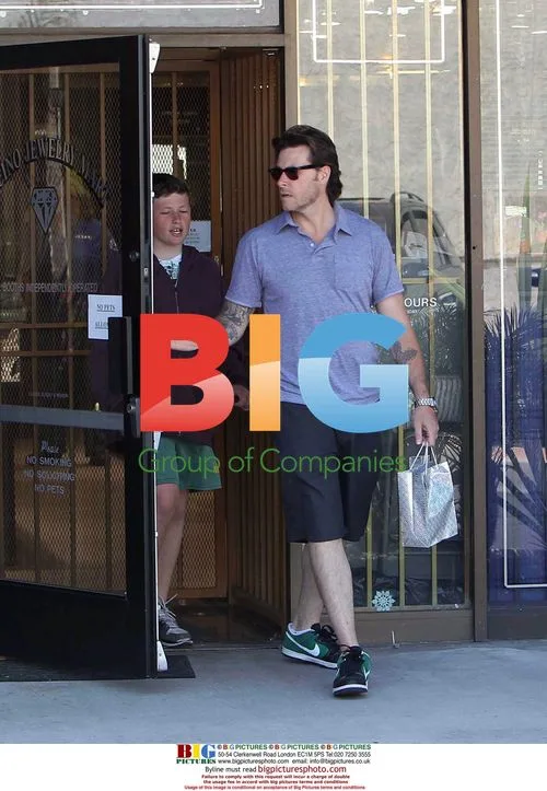 Dean McDermott runs errands with son