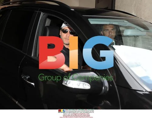 Russell Crowe Waves in Milan