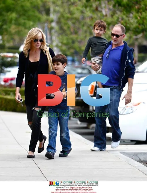 LeAnn Rimes takes sons to lunch, then joins Eddie