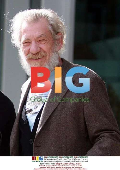 Ian McKellen Stops for Fans in Perth