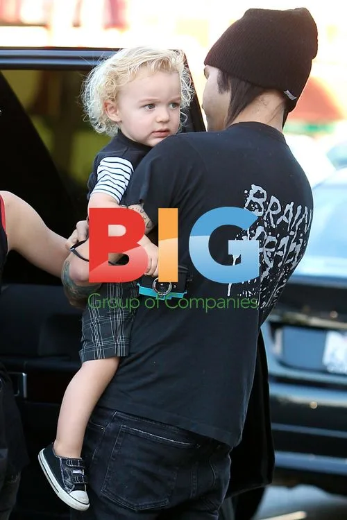 Pete Wentz and Ashlee Simpson-Wentz Shopping