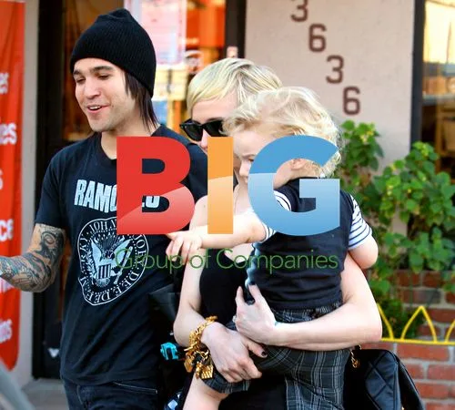 Pete Wentz and Ashlee Simpson-Wentz Shopping with Bronx