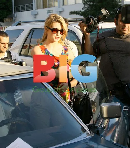 Mischa Barton walks dog on Robertson Blvd, Beverly Hills
