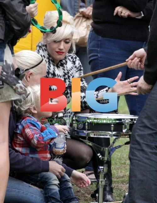 Gwen Stefani in Impromptu Drum Circle