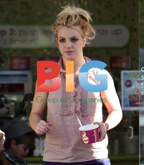 Britney Spears gets Frozen Yogurt with Son