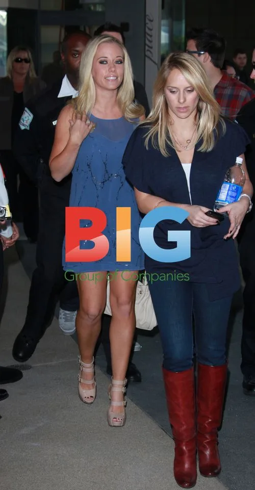 Kendra Wilkinson GNC Ab Cuts Signing