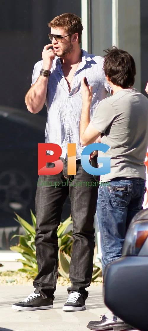 Liam Hemsworth at Cafe with Friends