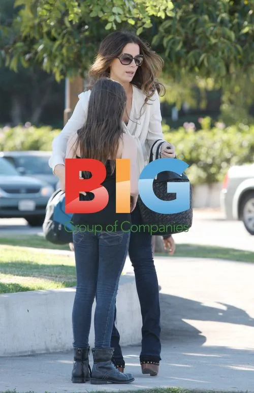 Kate Beckinsale and Family Get Pizza