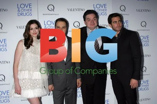 Anne Hathaway, Ed Zwick, Oliver Platt and Jake Gyllenhaal at "Love & Other Drugs" Premiere
