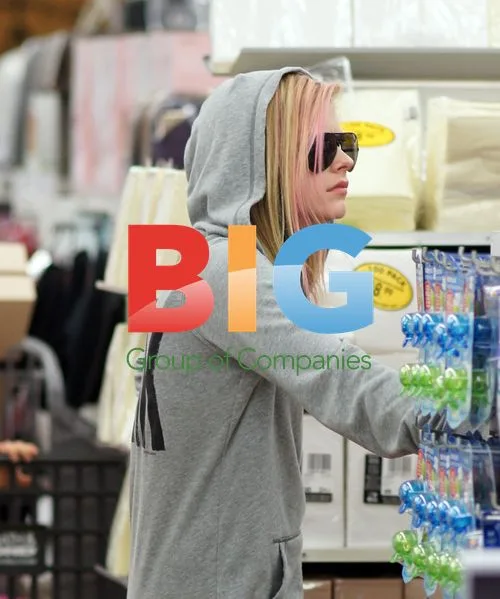 Avril Lavigne spotted with her mom